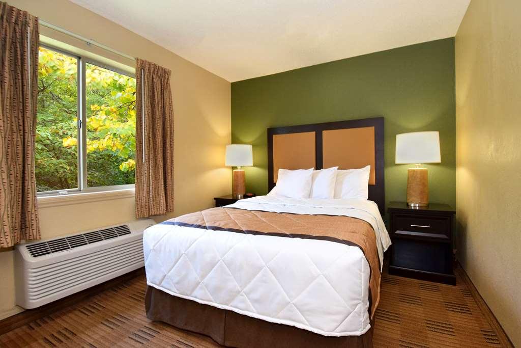 Suburban Studios Houston North I-45 Room photo