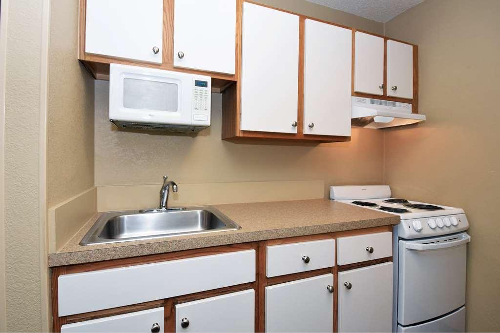 Suburban Studios Houston North I-45 Room photo