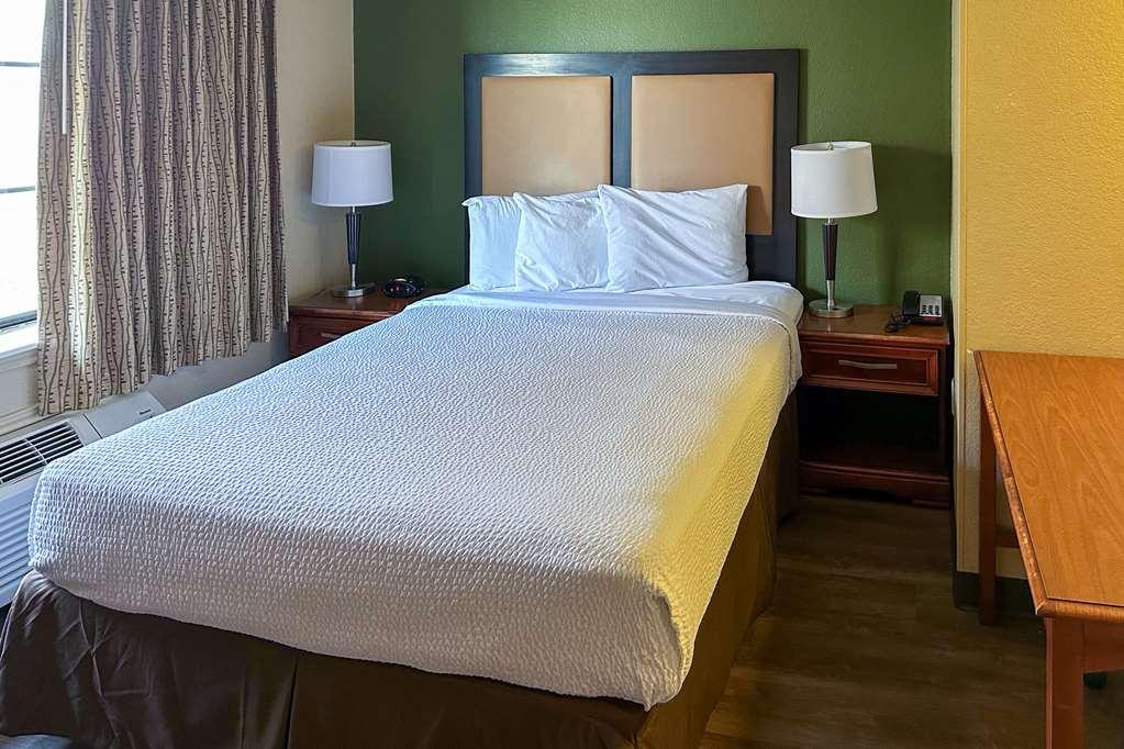 Suburban Studios Houston North I-45 Room photo