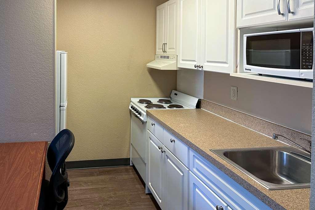 Suburban Studios Houston North I-45 Room photo
