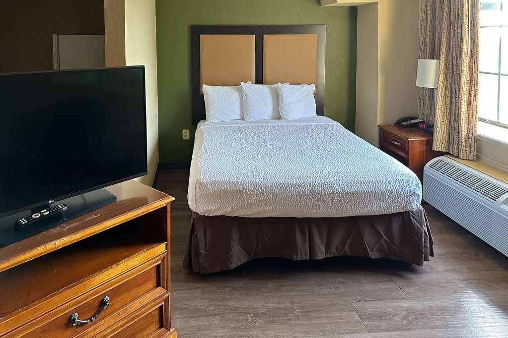 Suburban Studios Houston North I-45 Room photo