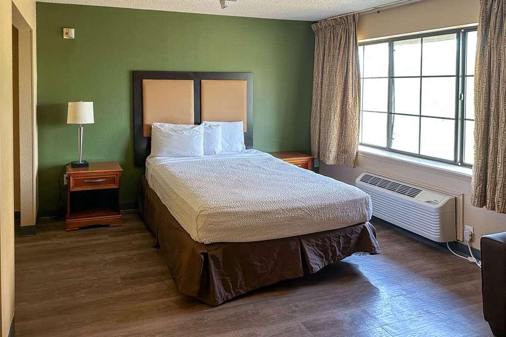 Suburban Studios Houston North I-45 Room photo