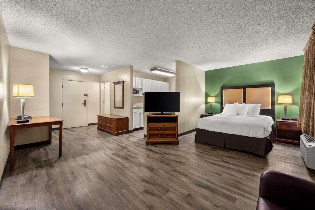 Suburban Studios Houston North I-45 Room photo