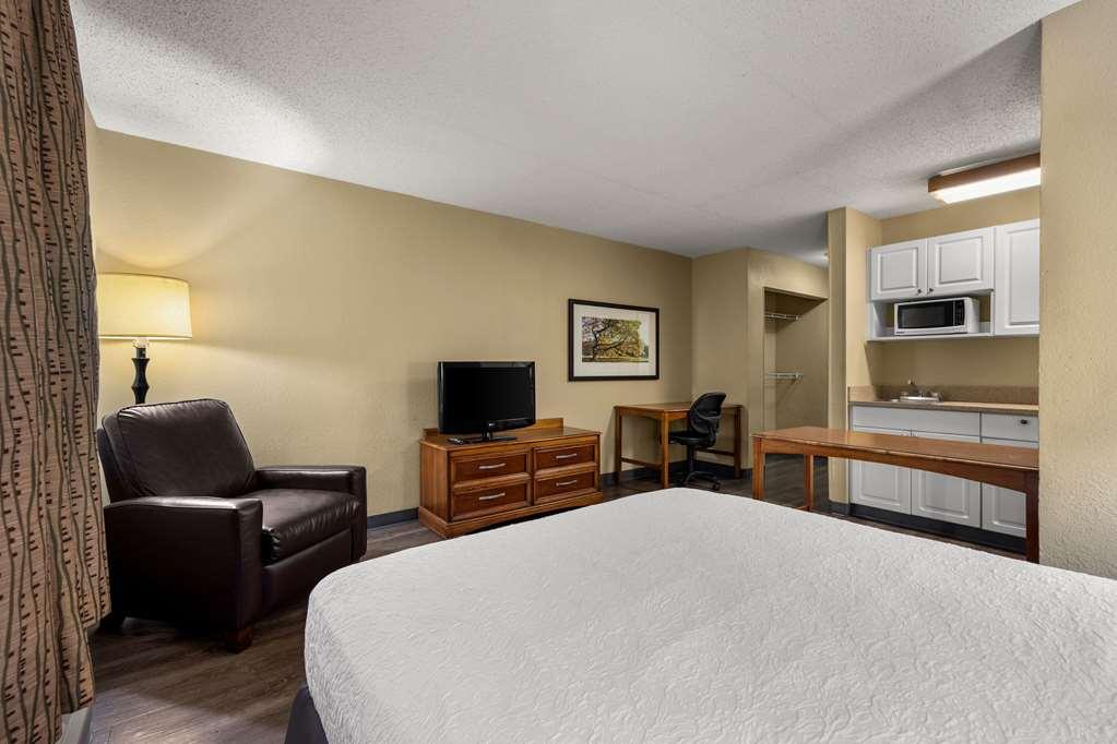 Suburban Studios Houston North I-45 Room photo