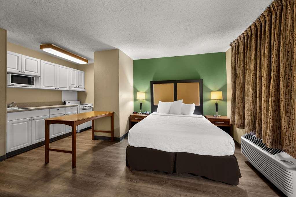 Suburban Studios Houston North I-45 Room photo
