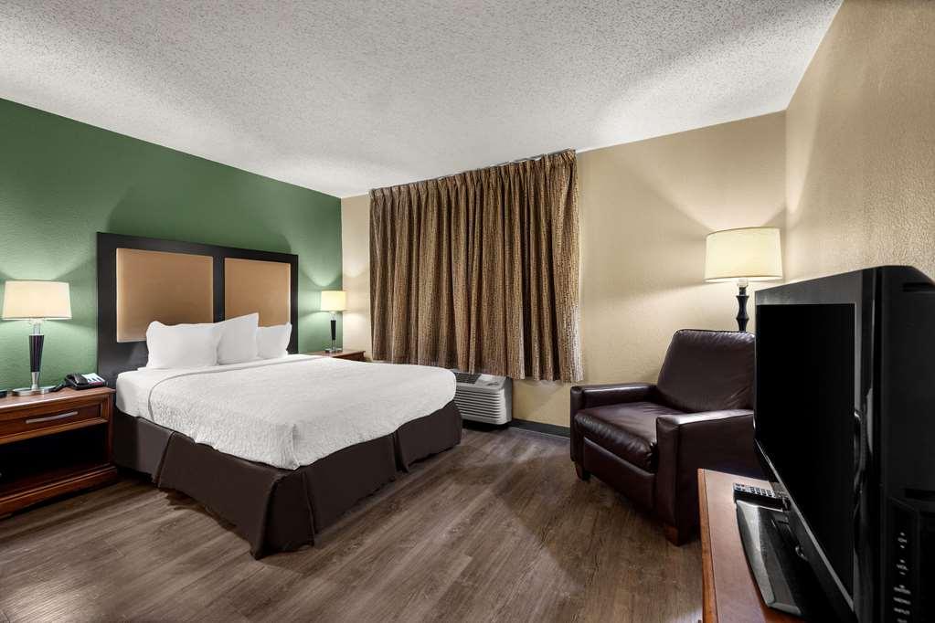 Suburban Studios Houston North I-45 Room photo